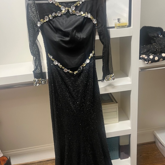 Gown - Picture 4 of 8